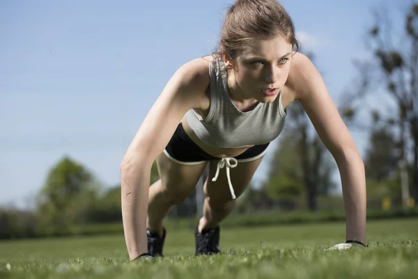 Conceito de fitness no parque . — Fotografia de Stock