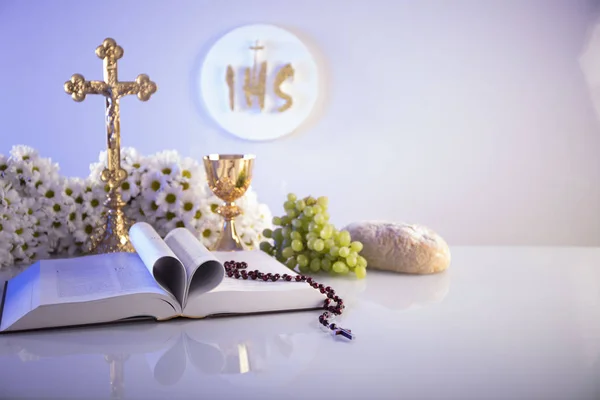 Primeira Sagrada Comunhão. Tema da religião católica . — Fotografia de Stock