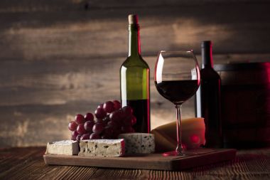 şarap ve peynir.
