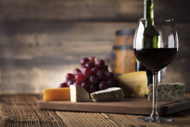 şarap ve peynir.