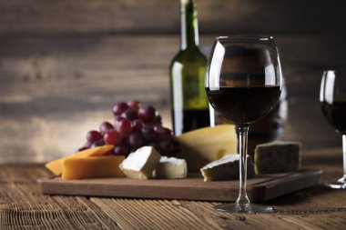 şarap ve peynir.
