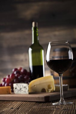 şarap ve peynir.