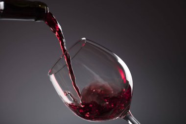 kırmızı şarap kadehi.