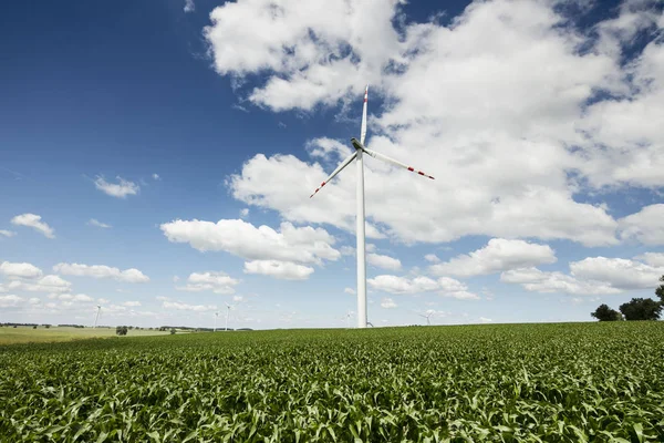 Alternatieve bronnen van elektrische energie. — Stockfoto