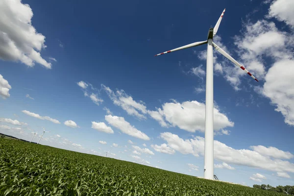 Alternatieve bronnen van elektrische energie. — Stockfoto