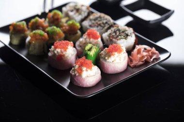 taze Japon suşi seti.