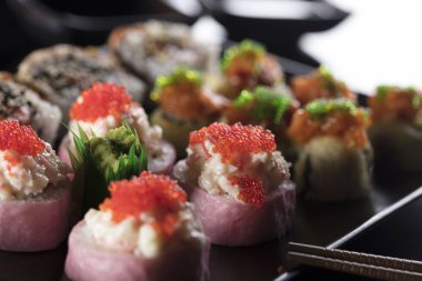 taze Japon suşi seti.