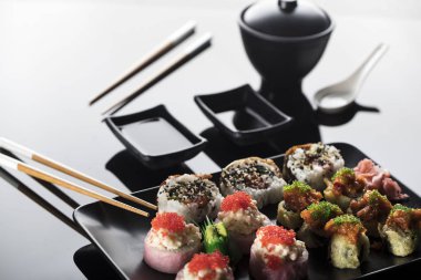 taze Japon suşi seti.