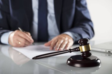 Hukuk ve işletme kavramı.