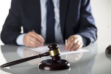 Hukuk ve işletme kavramı.