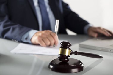 Hukuk ve işletme kavramı.