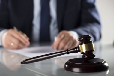 Hukuk ve işletme kavramı.