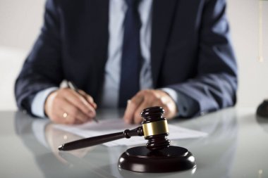 Hukuk ve işletme kavramı.