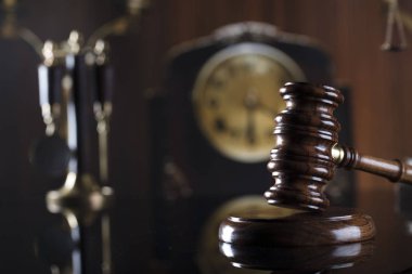 Yasa ve mahkeme Tema.