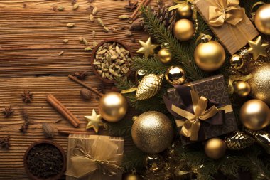 Noel hediyeleri ve süslemeler.