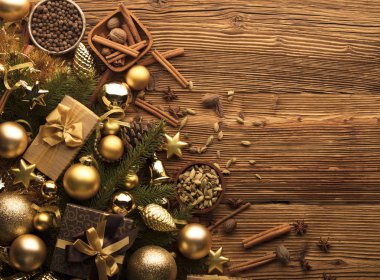 Noel hediyeleri ve süslemeler.