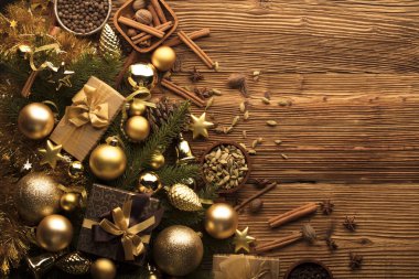 Noel hediyeleri ve süslemeler.