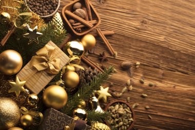 Noel hediyeleri ve süslemeler.