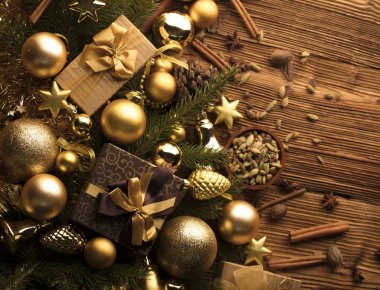 Noel hediyeleri ve süslemeler.