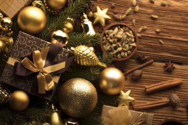 Noel hediyeleri ve süslemeler.