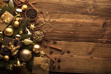 Noel hediyeleri ve süslemeler.