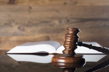 Yargıç ve ahşap arka plan üzerinde kitap tokmak.