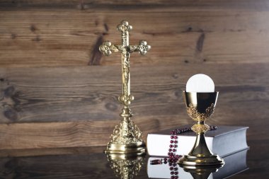Katolik dini Tema. Çapraz, Holy Bible, tespih ve ahşap zemin üzerine altın kadeh.