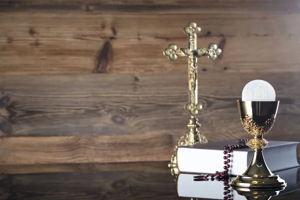 天主教宗教的主题 十字架 圣洁圣经 念珠和金黄圣杯在木背景 — 图库照片
