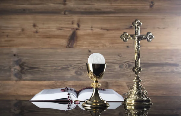 Тема Католической Религии Крест Священная Библия Четки Золотая Чаша Деревянном — стоковое фото