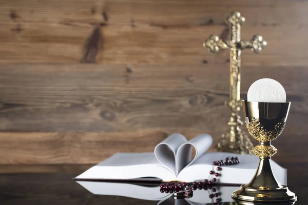 カトリックの宗教テーマ 十字架 ロザリオ 木製の背景に黄金の杯 — ストック写真
