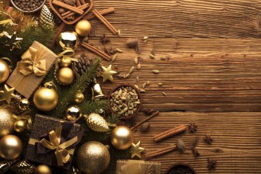 Noel dekorasyon konsepti. Altın baubles ve Noel baharat tüm kopya alanı bir rustik ahşap zemin üzerine.