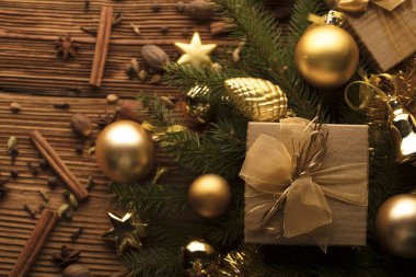 Noel dekorasyon konsepti. Altın baubles ve Noel baharat tüm kopya alanı bir rustik ahşap zemin üzerine.