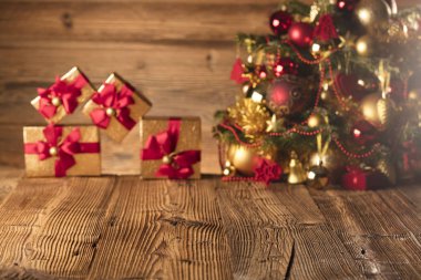 Noel dekorasyon konsepti. Altın baubles ve Noel baharat tüm kopya alanı bir rustik ahşap zemin üzerine.