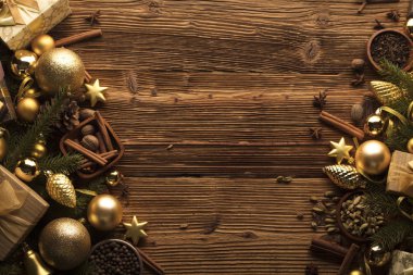 Noel dekorasyon konsepti. Altın baubles ve Noel baharat tüm kopya alanı bir rustik ahşap zemin üzerine.