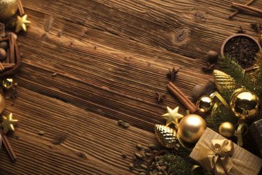 Noel dekorasyon konsepti. Altın baubles ve Noel baharat tüm kopya alanı bir rustik ahşap zemin üzerine.