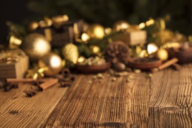 Noel dekorasyon konsepti. Altın baubles ve Noel baharat tüm kopya alanı bir rustik ahşap zemin üzerine.