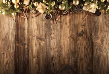 Noel dekorasyon konsepti. Altın baubles ve Noel baharat tüm kopya alanı bir rustik ahşap zemin üzerine.