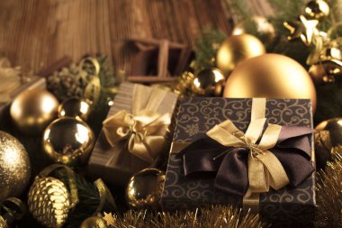Noel dekorasyon konsepti. Altın baubles ve Noel baharat tüm kopya alanı bir rustik ahşap zemin üzerine.