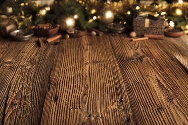 Noel dekorasyon konsepti. Altın baubles ve Noel baharat tüm kopya alanı bir rustik ahşap zemin üzerine.