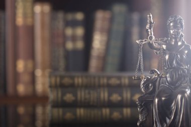 Hukuk kavramı. Eski mahkeme kitaplığındaki adalet heykeli.