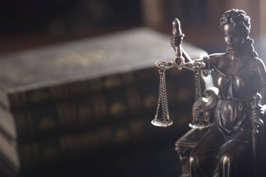 Hukuk kavramı. Eski mahkeme kitaplığındaki adalet heykeli.