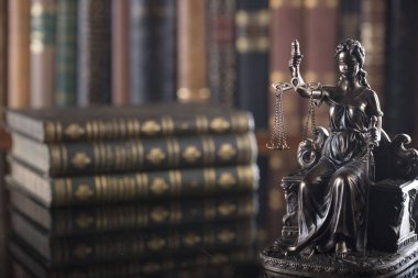 Hukuk kavramı. Eski mahkeme kitaplığındaki adalet heykeli.