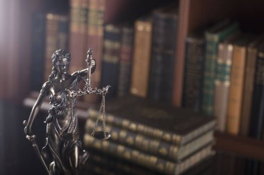 Hukuk kavramı. Eski mahkeme kitaplığındaki adalet heykeli.