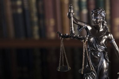 Hukuk kavramı. Eski mahkeme kitaplığındaki adalet heykeli.