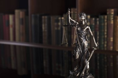 Hukuk kavramı. Eski mahkeme kitaplığındaki adalet heykeli.