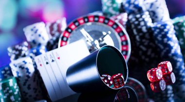Casino Tema. Yüksek kontrast görüntü casino rulet, poker oyunu, zar oyunu, poker fişleri tüm renkli bokeh arka plan üzerinde bir oyun tablo. Tipografi ve logo için yer.