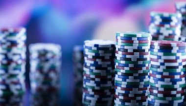 Poker oyun Tema. Poker fişleri ve bokeh arka plan. Metin için yer.