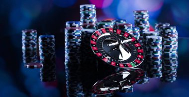 Casino Tema. Casino rulet ve poker chipi tüm renkli bokeh arka plan üzerinde bir oyun Masa üzerinde yüksek kontrast görüntü. Tipografi ve logo için yer.