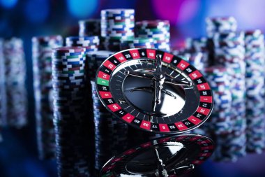 Casino Tema. Casino rulet ve poker chipi tüm renkli bokeh arka plan üzerinde bir oyun Masa üzerinde yüksek kontrast görüntü. Tipografi ve logo için yer.