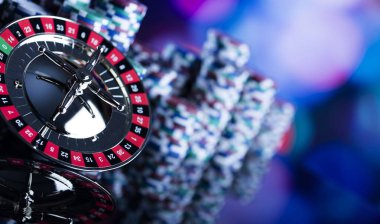 Casino Tema. Casino rulet ve poker chipi tüm renkli bokeh arka plan üzerinde bir oyun Masa üzerinde yüksek kontrast görüntü. Tipografi ve logo için yer.